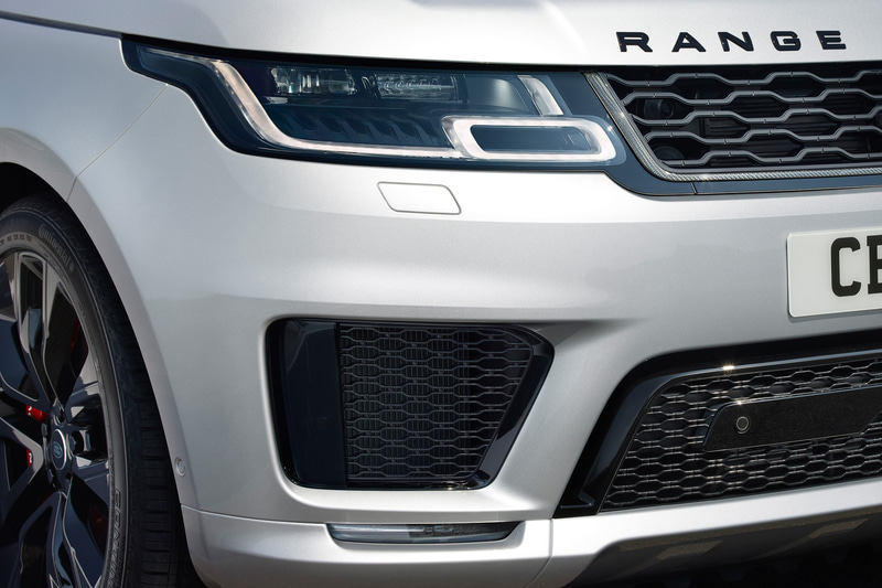 直列6気筒INGENIUMディーゼルエンジンを新しく導入。そのほかに、3種類のガソリンエンジン搭載モデルやプラグインハイブリッド搭載モデルもラインアップ