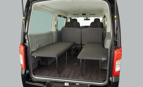 日産、車中泊仕様「NV350キャラバン マルチベッド」を新設定 - Car Watch