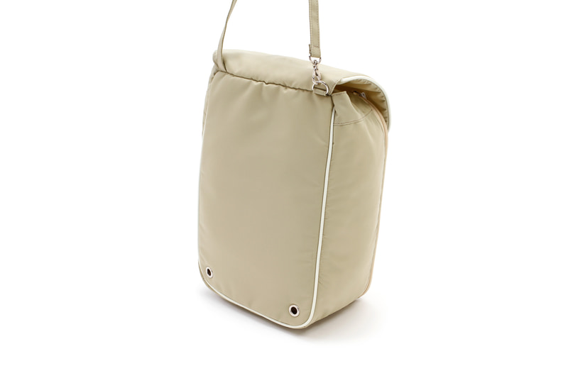 フックやヘッドレストなどに引っ掛けて縦置きにしても、フロアに置いて横向きにしても使いやすいフォルムが特徴。サイズは20×14×31cm（幅×奥行×高さ）で重量は230g。日本製