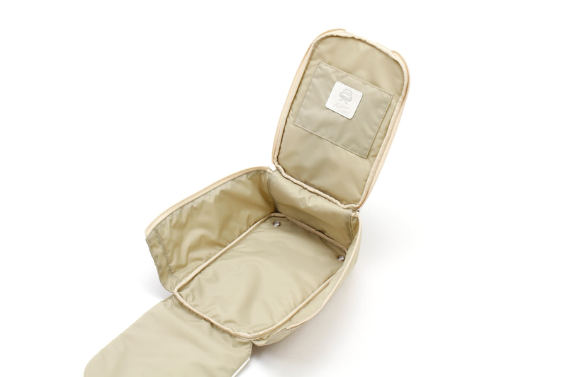 フックやヘッドレストなどに引っ掛けて縦置きにしても、フロアに置いて横向きにしても使いやすいフォルムが特徴。サイズは20×14×31cm（幅×奥行×高さ）で重量は230g。日本製