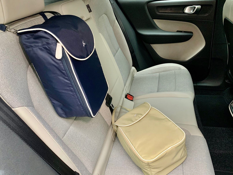 シューズケースはダークブルー、ベージュの2色を用意