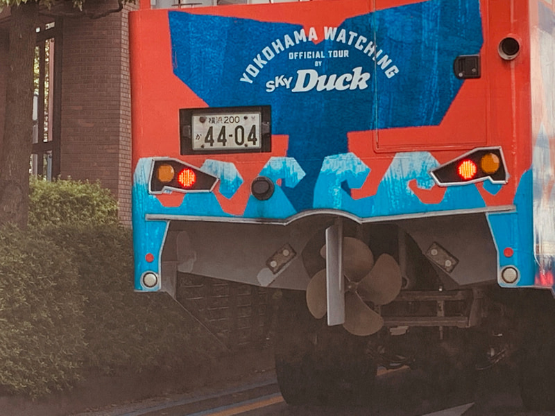 みなとみらいで見かけた水陸両用バス。水に入るために喫水を高くする必要からか背の高さに圧倒された