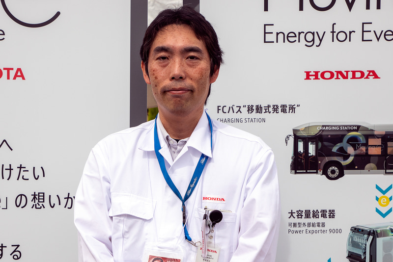株式会社本田技術研究所 先進パワーユニット・エネルギー研究所 低電圧PU開発室 第１ブロックチーフエンジニアの曽根崇史氏。来場者へモバイルパワーパックの解説を行なっていた