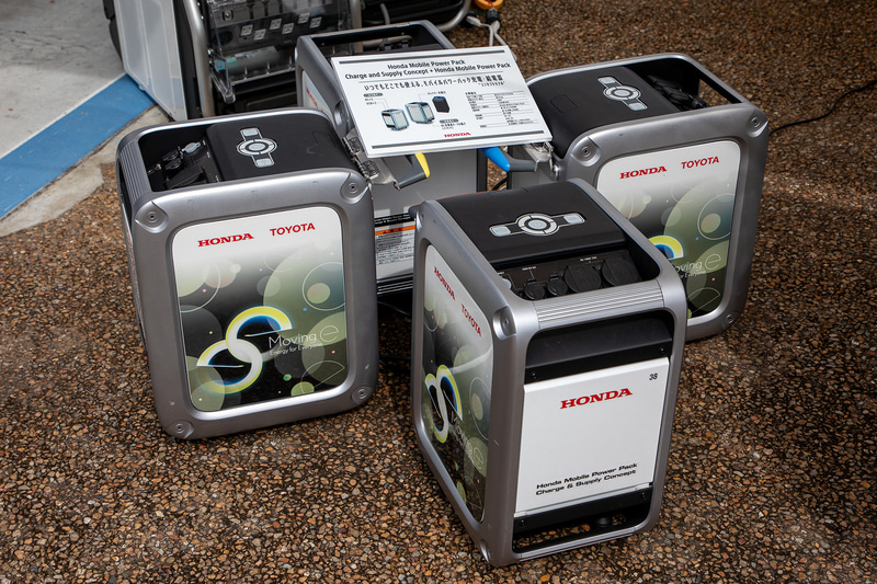 モバイルパワーパックは電動スクーターのPCXエレクトリックやベンリィe:IIにも採用されている。出力と充電ができる端子のついたケースに入れていた（コンセプトモデル）