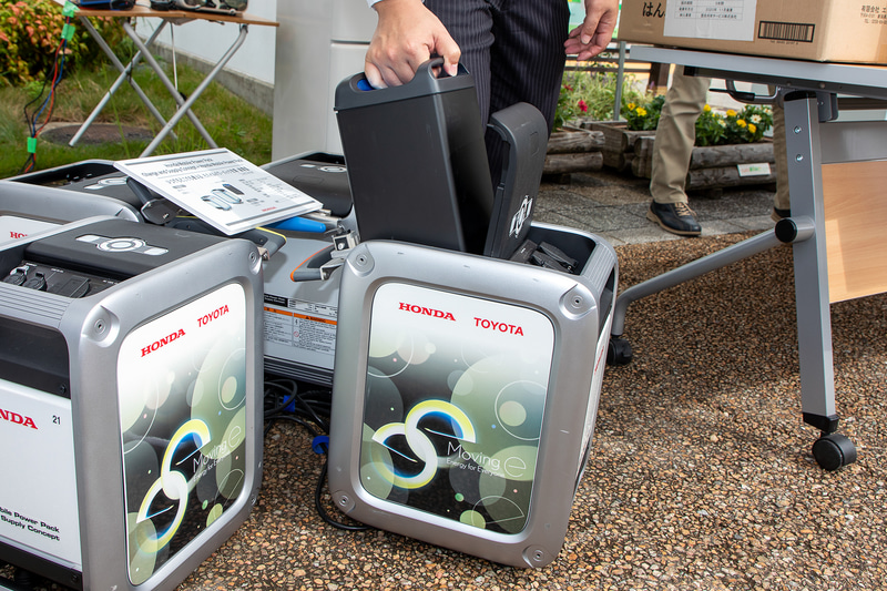 モバイルパワーパックは電動スクーターのPCXエレクトリックやベンリィe:IIにも採用されている。出力と充電ができる端子のついたケースに入れていた（コンセプトモデル）