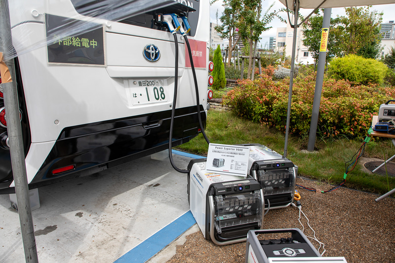 チャージングステーションからの給電。給電口は2つ装備していて能力は18kW（9kW×2）。繋いでいるのはV2L対応の可搬式外部給電器「Power Exporter 9000」。100V×6口、200V×1口の出力端子を持つ