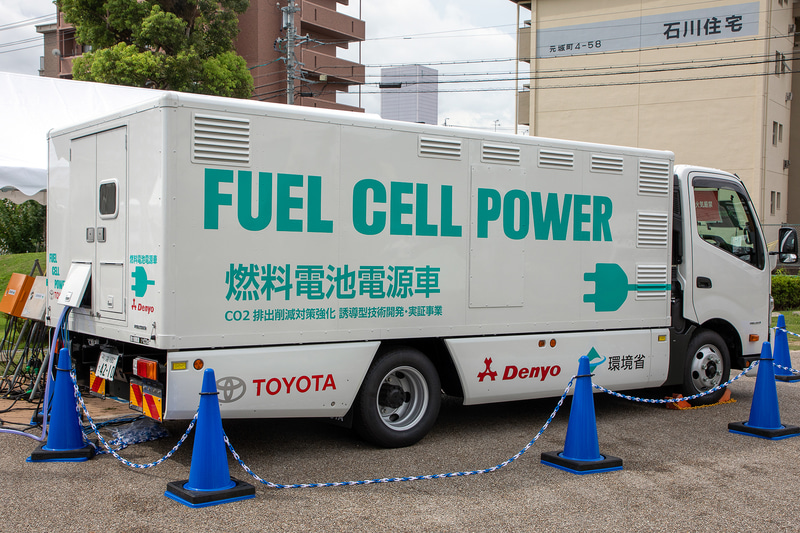 トヨタ自動車とデンヨーが環境省の委託事業である「CO2排出削減対策強化誘導型技術開発・実証実験事業」のもと開発したFC電源車