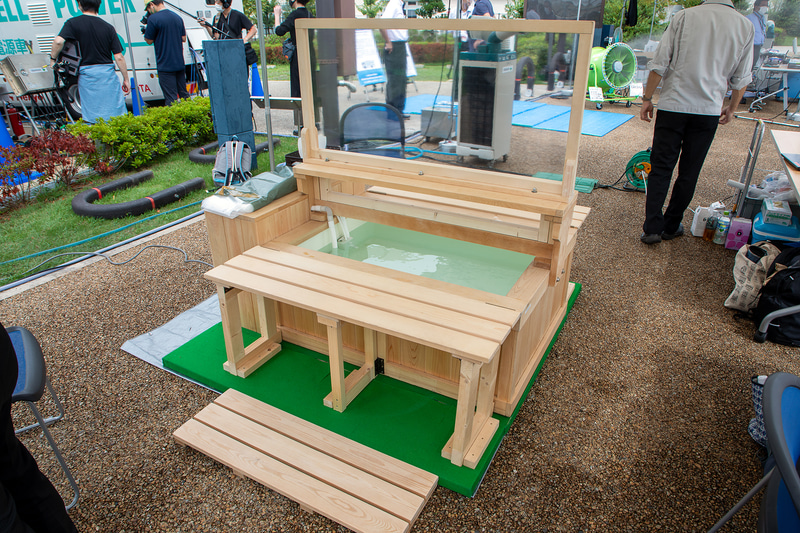 発電時にできた水を湧かして足湯を設置して来場者に利用してもらっていた