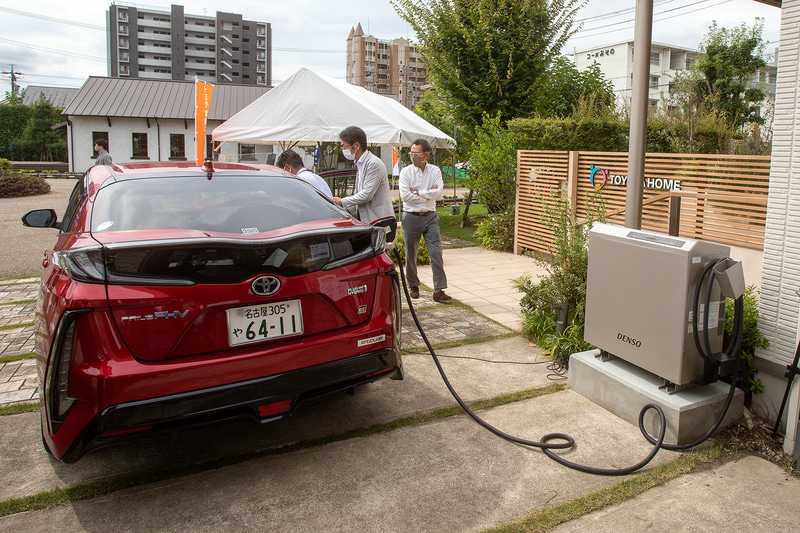 こちらは急速充電インレット付きのEV（電気自動車）、プラグインハイブリッド車用のV2H機器。このシステムであればクルマからの給電で空調やIH（200V）など家中のコンセントが使用できる