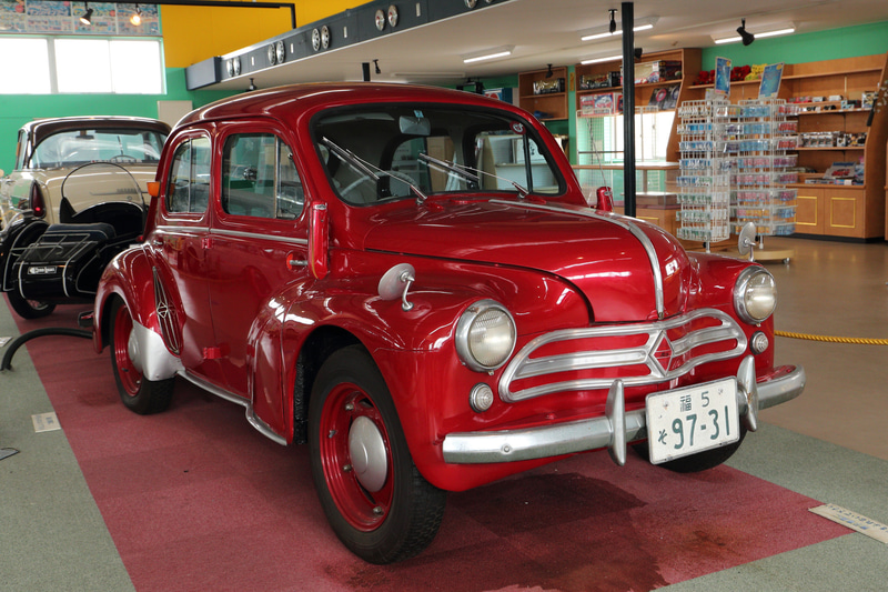 欧米メーカーのモデルをノックダウン生産することによりクルマ作りを学んだ日本。左/中央の赤いクルマはルノー 4CVをノックダウン生産していた日野が純国産化を成し生産した昭和38年式の日野ルノー、右はヒルマンミンクスをノックダウン生産したいすゞが純国産で作った昭和38年式