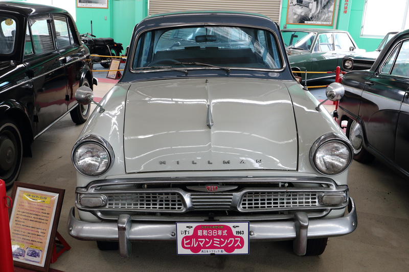 欧米メーカーのモデルをノックダウン生産することによりクルマ作りを学んだ日本。左/中央の赤いクルマはルノー 4CVをノックダウン生産していた日野が純国産化を成し生産した昭和38年式の日野ルノー、右はヒルマンミンクスをノックダウン生産したいすゞが純国産で作った昭和38年式