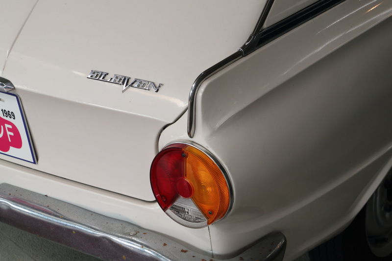 三菱コルト11F（昭和44年式）テールフィンを備えた流麗なファストバックセダンというボディに当時の流行を感じます