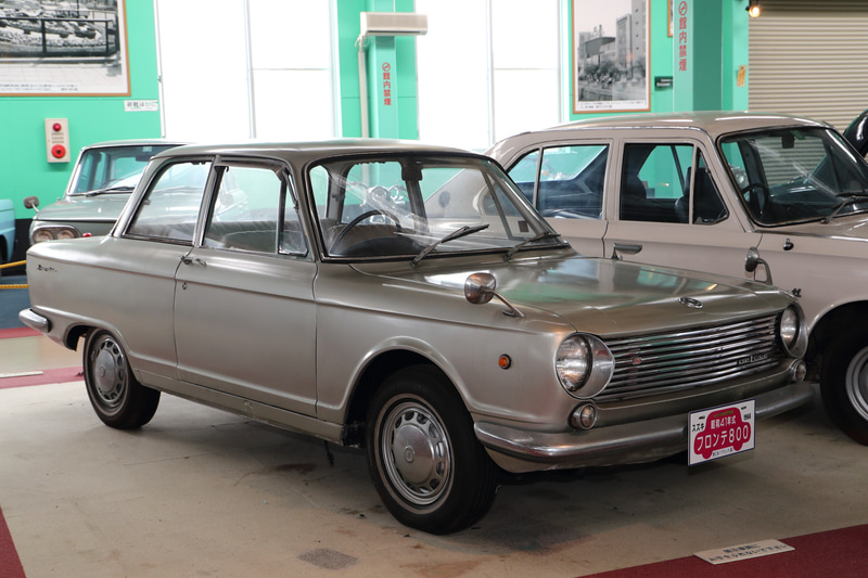 スズキ フロンテ800（昭和41年式）2輪車や軽自動車で名をあげたスズキが作った小型乗用車は2ストローク水冷3気筒エンジンという珍しいメカニズム