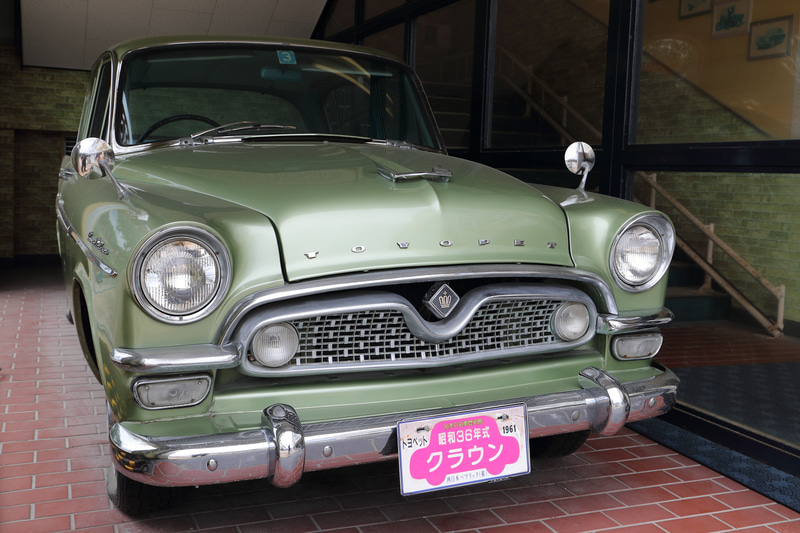 博物館の入り口で来場者を迎えるのは初代トヨペット クラウン（昭和36年式）