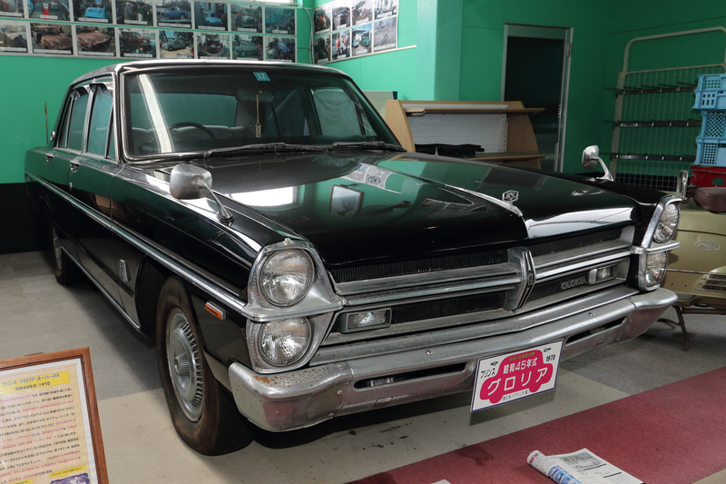左から昭和36年式 日産 セドリック、昭和38年式プリンス グロリア スーパー6、そして日産との合併後に発売された昭和45年式プリンス グロリア スーパーDX。博物館では「（合併により）車名はニッサン グロリアとなりましたが、このクルマは紛れもなくプリンスの作品です」との説明書きと共に車名を「プリンス グロリア スーパーDX」と表記しています