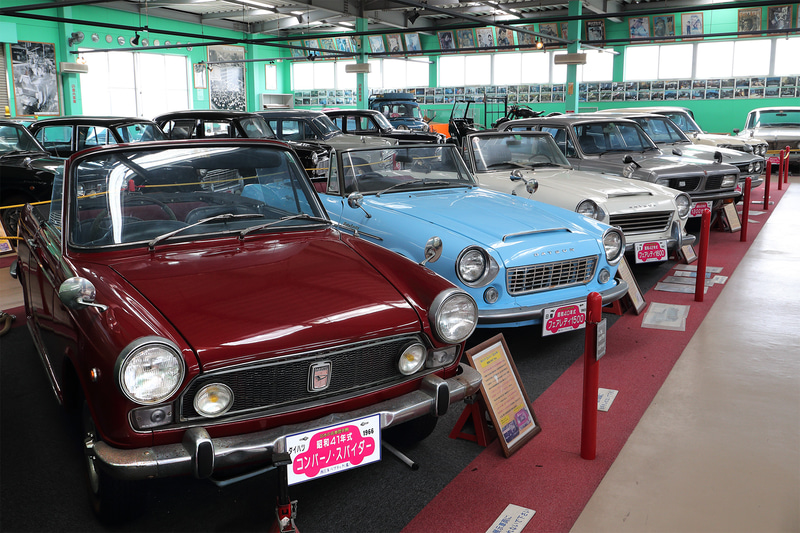 手前が昭和41年式ダイハツ コンパーノ スパイダー