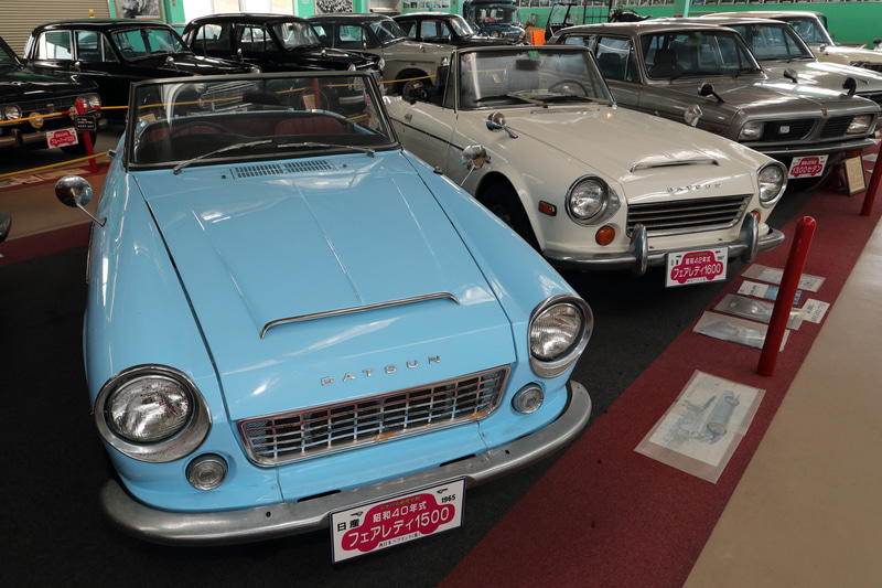 2台のダットサン フェアレディ。手前が昭和40年式のSP310型、奥が昭和42年式のSP311型