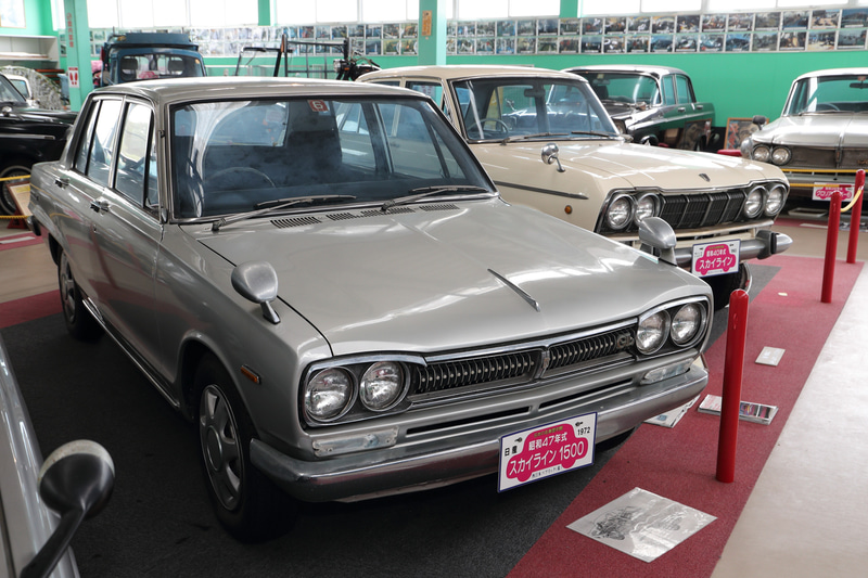 2台のスカイライン。手前が昭和47年式の1500ccモデル、奥がプリンス時代の昭和40年式