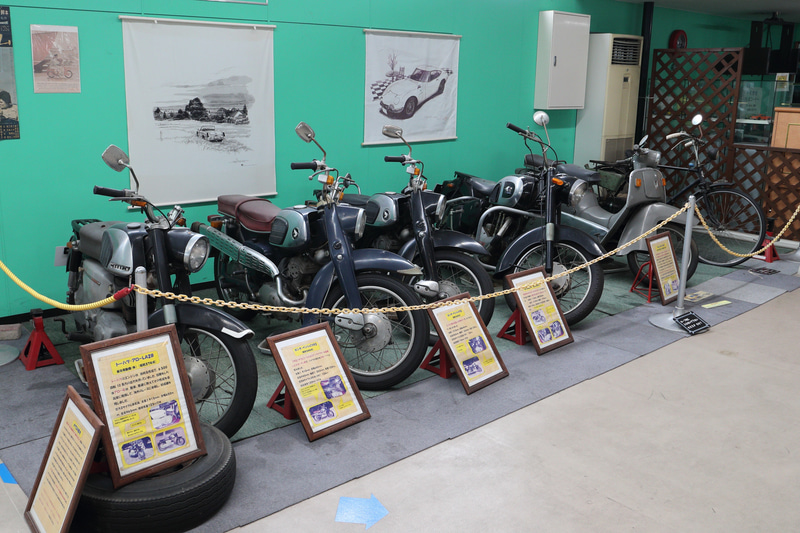 自動車の展示と混在する形で二輪車も多数展示しています