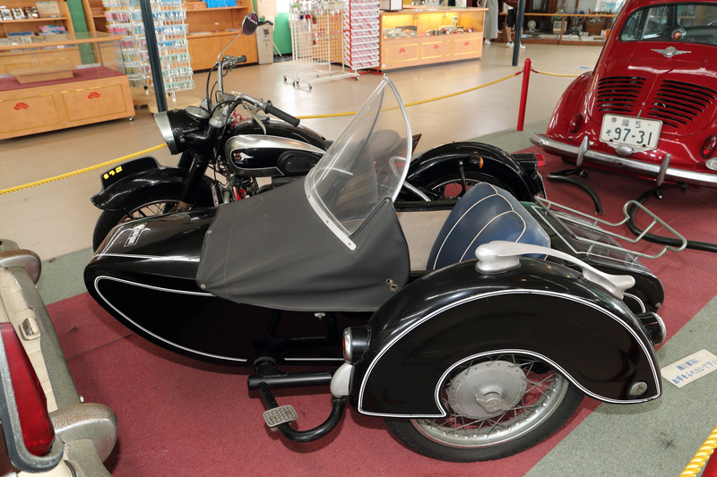 メグロ ジュニアS3 サイドカー付き（昭和34年式）。サイドカーはBMW製、アポロウインカーが時代を感じます
