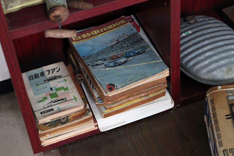 8トラックカセットにドーナツ盤。若い世代には何が何だか分からないであろう昭和グッズが並び、展示車両が活躍していた時代の生活が垣間見えます。0系新幹線は東京オリンピックが開催された昭和39年のデビュー。よく見ると戦前の貴重な資料も見つかります