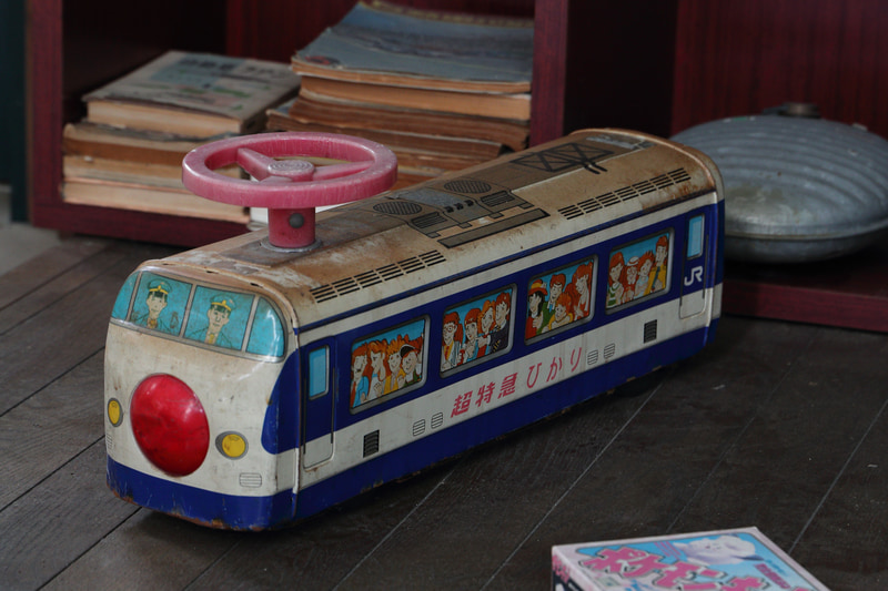 8トラックカセットにドーナツ盤。若い世代には何が何だか分からないであろう昭和グッズが並び、展示車両が活躍していた時代の生活が垣間見えます。0系新幹線は東京オリンピックが開催された昭和39年のデビュー。よく見ると戦前の貴重な資料も見つかります