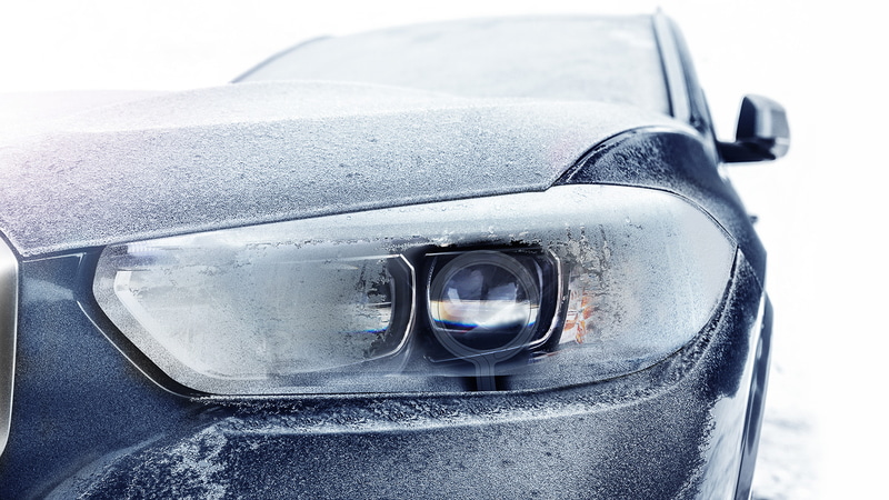 極細ラインヒーターにより外気温＋約50℃の熱を直接加え、灯火類についた雪を融かす。外気温感知オートON/OFF機能を搭載し、5℃以下で自動ON、5℃以上で自動OFFする