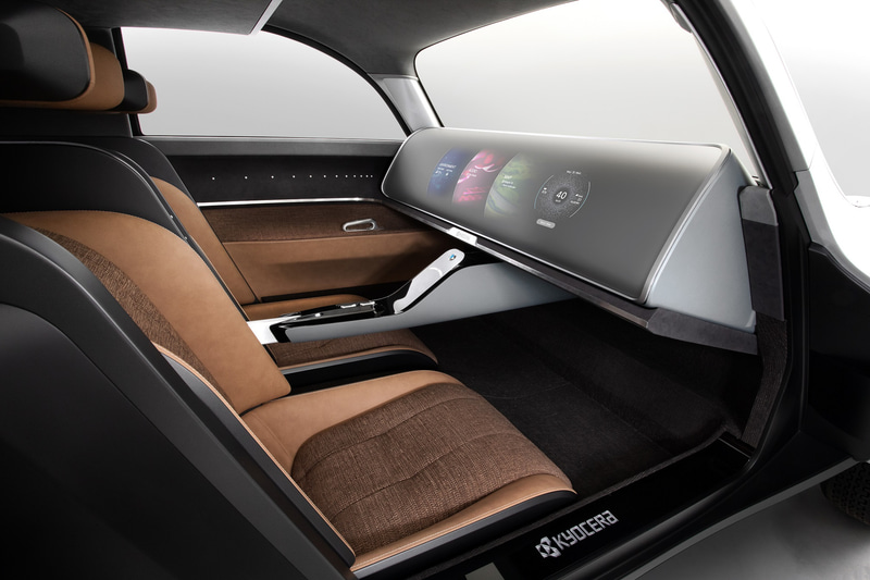 ダッシュボードに3D映像や光学迷彩技術を用いた前方映像を映し出すことができる