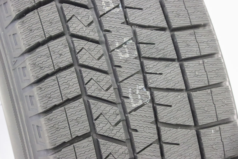 ジグザグの溝によって溝に詰まった雪を押し出すパターンとした