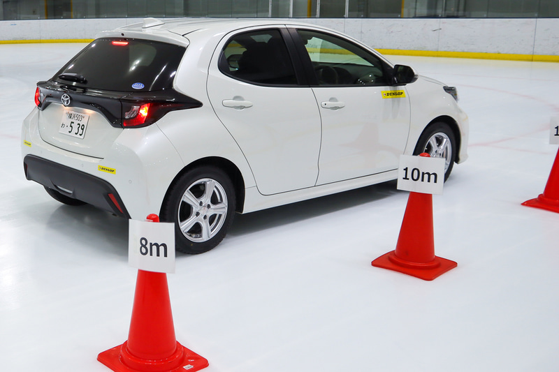 ウインター マックス 02で氷上ブレーキ性能をテスト。約13km/hからのフルブレーキで完全停止したのは12mほどの位置