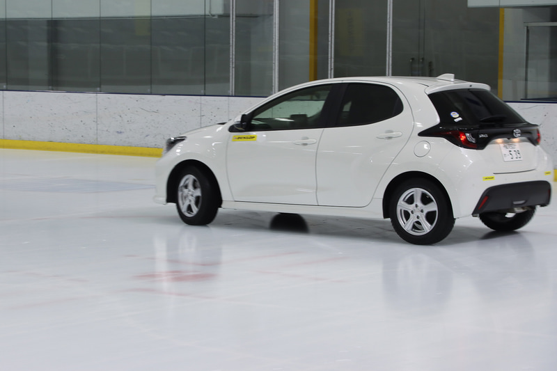 ハンドリングも試す。場所によってはかなり氷が解けているようなところもあって、非常に滑りやすくコントロールに苦労する状況