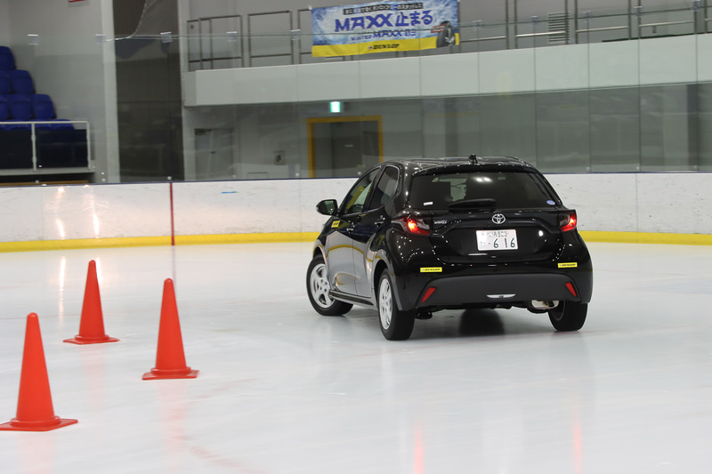 ウインター マックス 03ではハンドリングもまるで手応えの印象が違う。先ほど滑りやすかった場所でもしっかりと手応えがあって安心感が違う