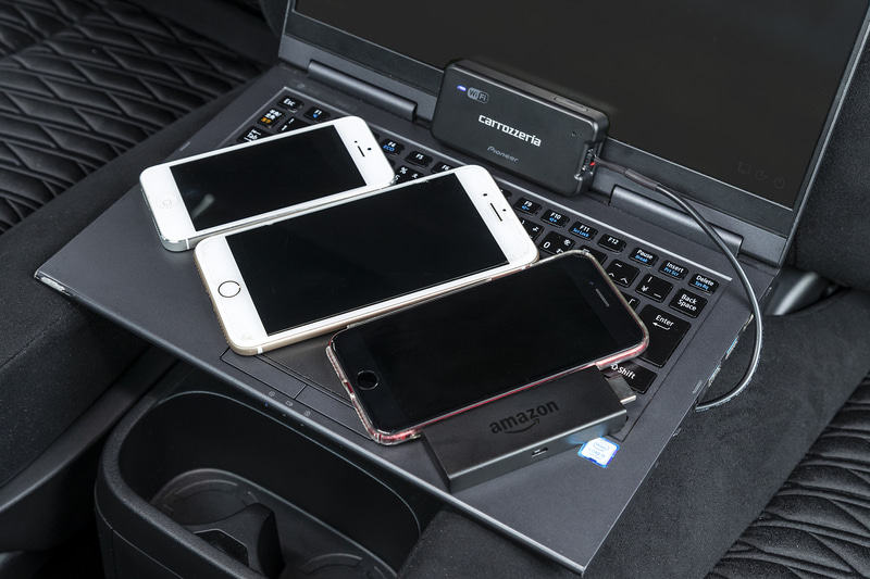 中央が「DCT-WR100D」。同時接続台数は5台