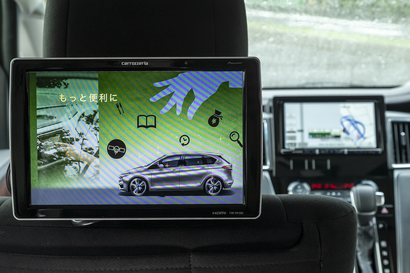 スマホなどからリアモニターに直接映像を入力すれば、ナビ利用を妨げずにコンテンツを楽しめる