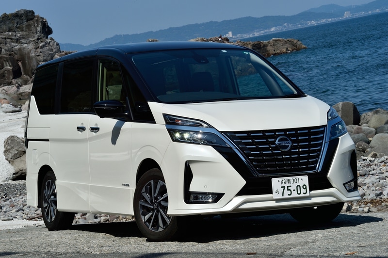 オーテックジャパンが手掛ける「セレナ マルチベッド」。撮影車両はスマートシンプルハイブリッドモデルの「ハイウェイスターV」(2WD)で価格は356万5100円。ボディサイズは4770×1740×1865mm(全長×全幅×全高)でホイールベースは2860mmと、ベースモデルと変わらない。パワートレーンもベースモデルと同じく最高出力110kW(150PS)/6000rpm、最大トルク200Nm(20.4kgfm)/4400rpmを発生する直列4気筒DOHC 2.0リッター「MR20DD」エンジンと最高出力1.9kW(2.6PS)、最大トルク48Nm(4.9kgfm)の「SM24」型モーターを組み合わせている。トランスミッションはCVT