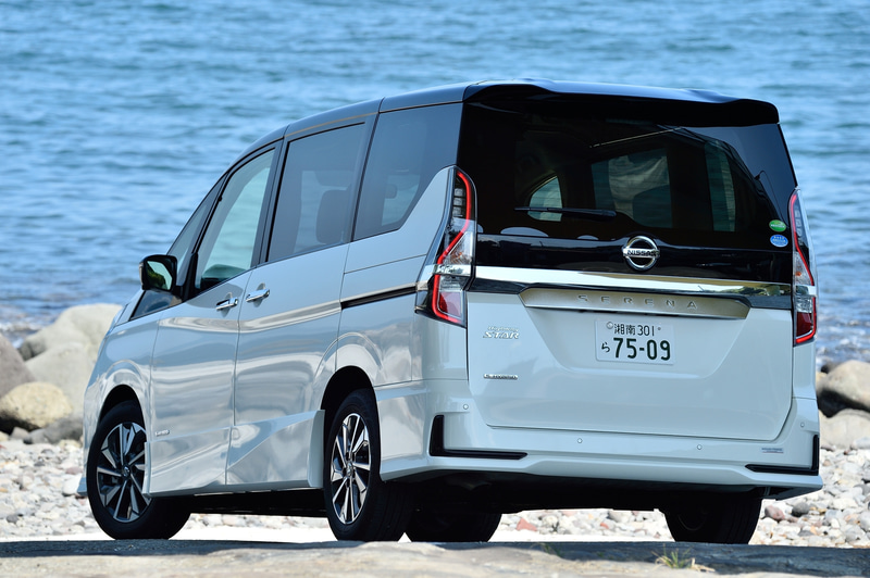 オーテックジャパンが手掛ける「セレナ マルチベッド」。撮影車両はスマートシンプルハイブリッドモデルの「ハイウェイスターV」（2WD）で価格は356万5100円。ボディサイズは4770×1740×1865mm（全長×全幅×全高）でホイールベースは2860mmと、ベースモデルと変わらない。パワートレーンもベースモデルと同じく最高出力110kW（150PS）/6000rpm、最大トルク200Nm（20.4kgfm）/4400rpmを発生する直列4気筒DOHC 2.0リッター「MR20DD」エンジンと最高出力1.9kW（2.6PS）、最大トルク48Nm（4.9kgfm）の「SM24」型モーターを組み合わせている。トランスミッションはCVT