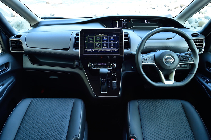 セレナ マルチベッドのインパネ。走行や操作、ユーティリティに関する基本的な装備はベースモデルを踏襲しているため、ハイウェイスターVであれば運転支援技術「プロパイロット」も標準装備される