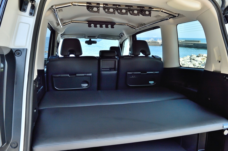 2列目シートをどのように使いたいかによってアレンジが可能。使わないベッドマットは車内に重ねて置けるので、使わないベッドマットの置き場所に悩むことなくアレンジが気軽にできる（走行時は動かないように付属のベルトで固定を推奨）