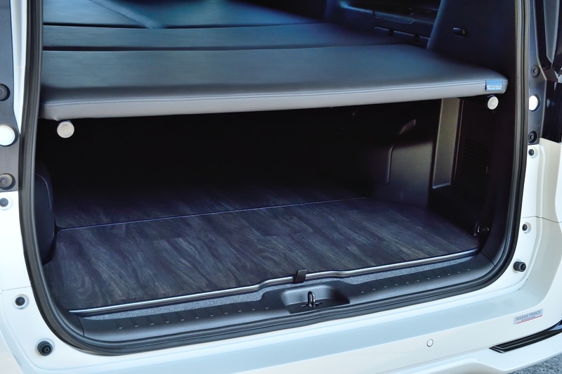ラゲッジのロンリューム張りフロアパネルは、はっ水性に優れているため、汚れた物や濡れた物を載せてもさっと拭き取ることができる