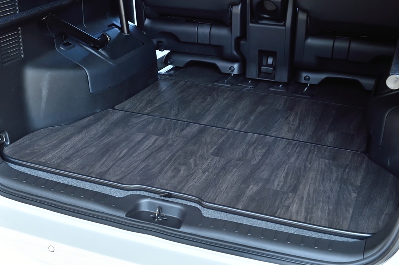 ラゲッジのロンリューム張りフロアパネルは、はっ水性に優れているため、汚れた物や濡れた物を載せてもさっと拭き取ることができる