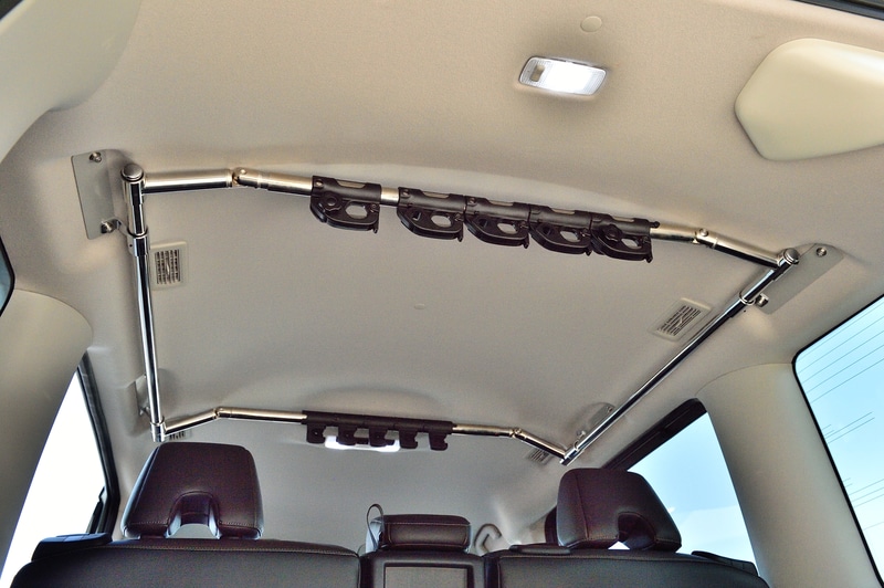 写真の釣り竿を収納できるロッドアタッチメントのほか、サーフボードを収納できるボードアタッチメント、釣り竿とサーフボードの両方を収納できるツインアタッチメントといったオプションを設定。アタッチメントは衣服をかけるなど多目的に使えるサイドマルチパイプとセットでの選択が必要