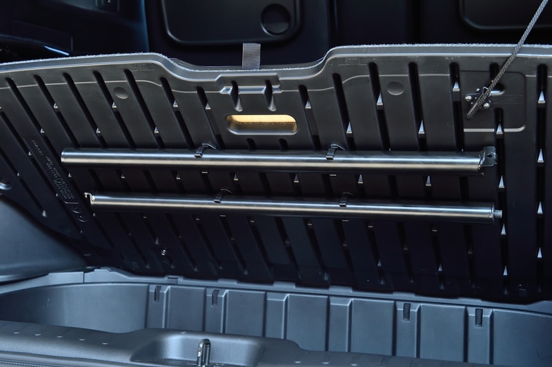 フロントシート後方のベッドフレームを装着したままだとフロントシートのリクライニングや前後スライドに制約が生じてしまうので、普段は取り外しておいた方がベター。フロントシート後方のベッドフレームは簡単に外せて、ラゲッジボードの裏に収納することができる。この分解もとても簡単