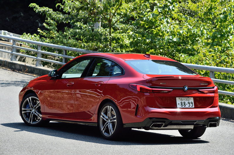 今回試乗したのは、2019年10月に受注を開始したBMW初のプレミアムコンパクト 4ドアクーペとなる「2シリーズ グランクーペ」の最上位モデル「M235i xDrive」（665万円）。ボディサイズは4540×1800×1430mm（全長×全幅×全高）、ホイールベースは2670mm