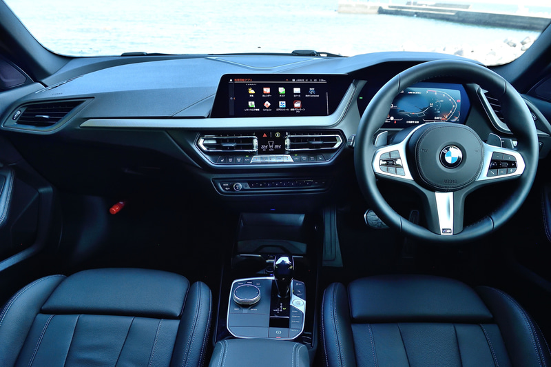 ブラックを基調にした精悍なインテリアでは、10.25インチのフルデジタル・メーターパネルや10.25インチのコントロール・ディスプレイなどを採用。AI技術を活用し、音声で車両の操作や情報へのアクセスが可能となる「BMWインテリジェント・パーソナル・アシスタント」を標準装備
