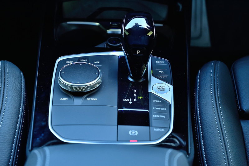 ブラックを基調にした精悍なインテリアでは、10.25インチのフルデジタル・メーターパネルや10.25インチのコントロール・ディスプレイなどを採用。AI技術を活用し、音声で車両の操作や情報へのアクセスが可能となる「BMWインテリジェント・パーソナル・アシスタント」を標準装備