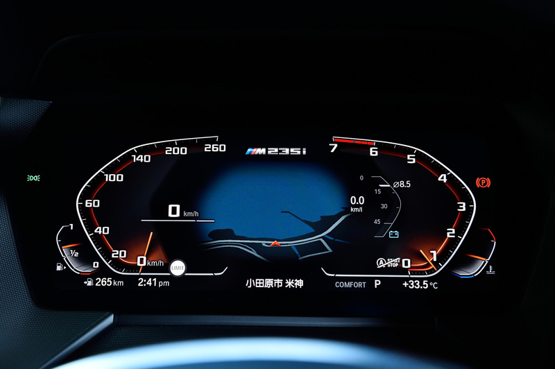 ブラックを基調にした精悍なインテリアでは、10.25インチのフルデジタル・メーターパネルや10.25インチのコントロール・ディスプレイなどを採用。AI技術を活用し、音声で車両の操作や情報へのアクセスが可能となる「BMWインテリジェント・パーソナル・アシスタント」を標準装備