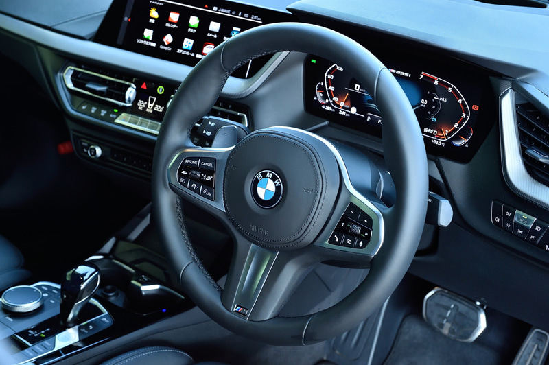 ブラックを基調にした精悍なインテリアでは、10.25インチのフルデジタル・メーターパネルや10.25インチのコントロール・ディスプレイなどを採用。AI技術を活用し、音声で車両の操作や情報へのアクセスが可能となる「BMWインテリジェント・パーソナル・アシスタント」を標準装備