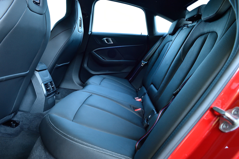 リアシートは大人が座ってもそこまで狭さは感じない広さ。4：2：4分割可倒式なのでフレキシブルにシートアレンジできる