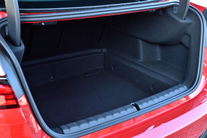 トランクスペースはFRの2シリーズ クーペから約40L拡大した430Lを確保