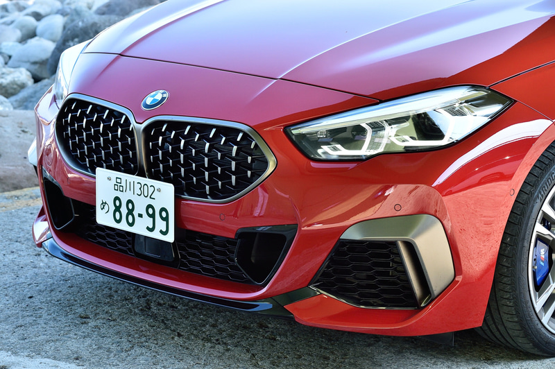 M235i xDriveではメッシュデザインのキドニーグリルをはじめ、専用の台形型デュアルエキゾーストテールパイプを採用。キドニーグリルやエアインテークトリム、ミラーキャップなどはセリウム・グレーで統一され、よりアグレッシブな外観に仕上げられた。足下はダブルスポークの18インチホイールにブリヂストンのランフラットタイヤ「TURANZA T005」（225/40R18）の組み合わせ